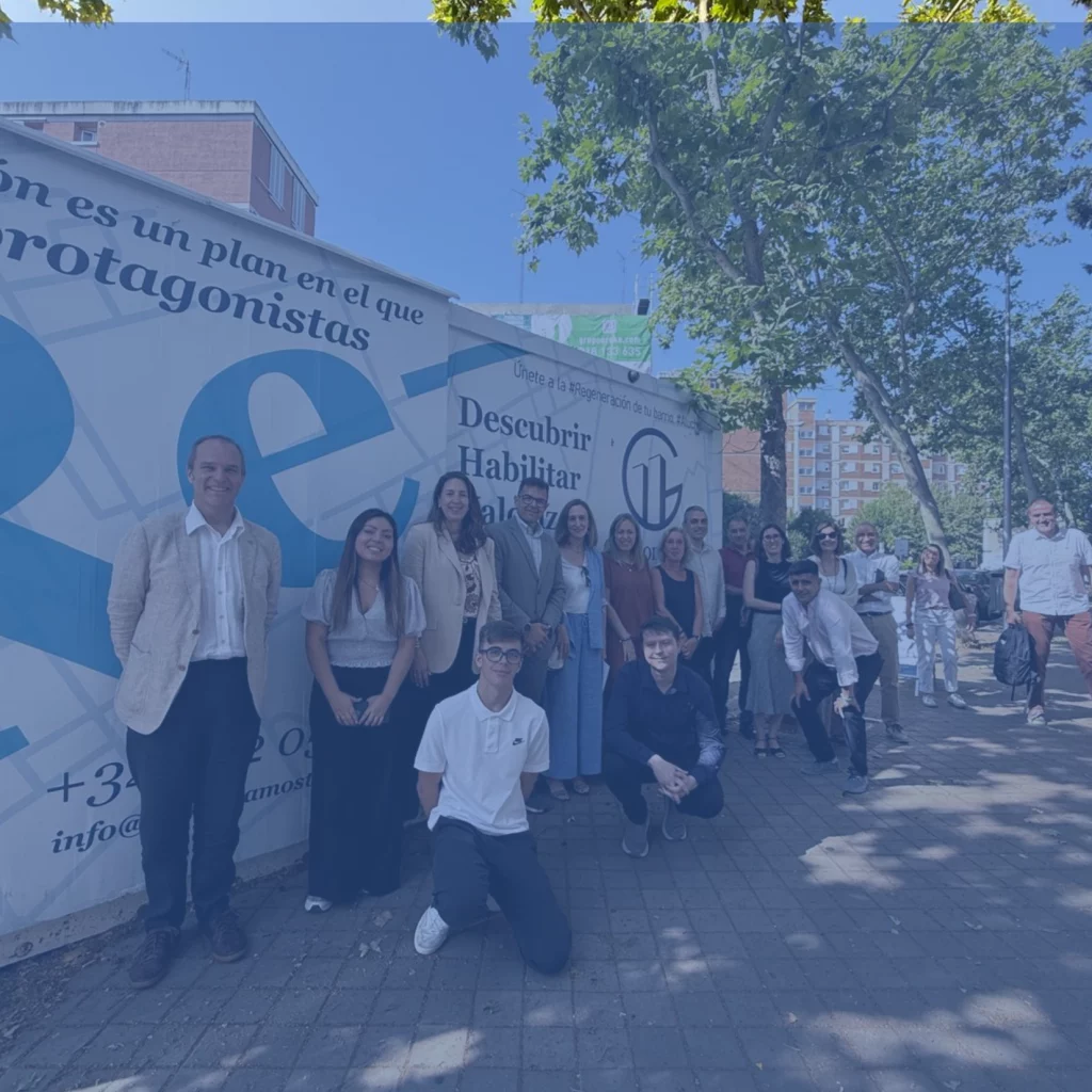 María Teresa Verdú visita el punto de información de Aluche para conocer el proyecto "Gestionamos Tu Ciudad"