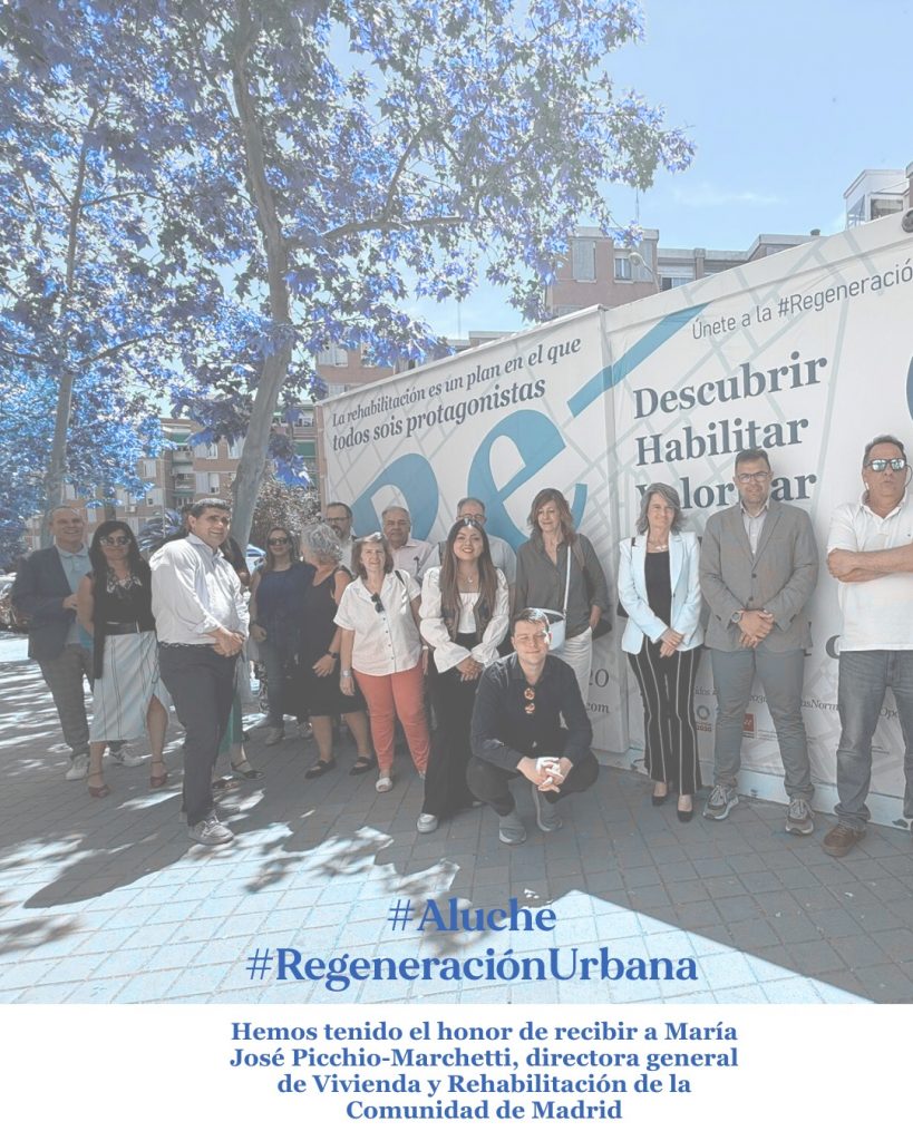 Directora de Vivienda de la Comunidad de Madrid visitando el punto de información de Gestionamos Tu Ciudad en Aluche