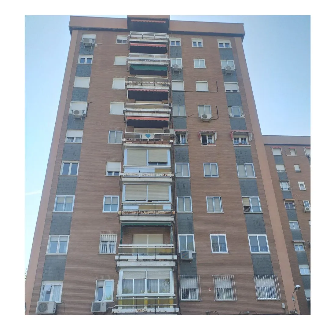 Rehabilitación energética en Aluche - Fachada de Maqueda 134 antes de aplicar sistema SATE